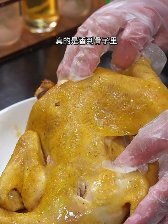 没想到这个窑鸡做法这么简单,有个电饭煲就能做,香喷喷的