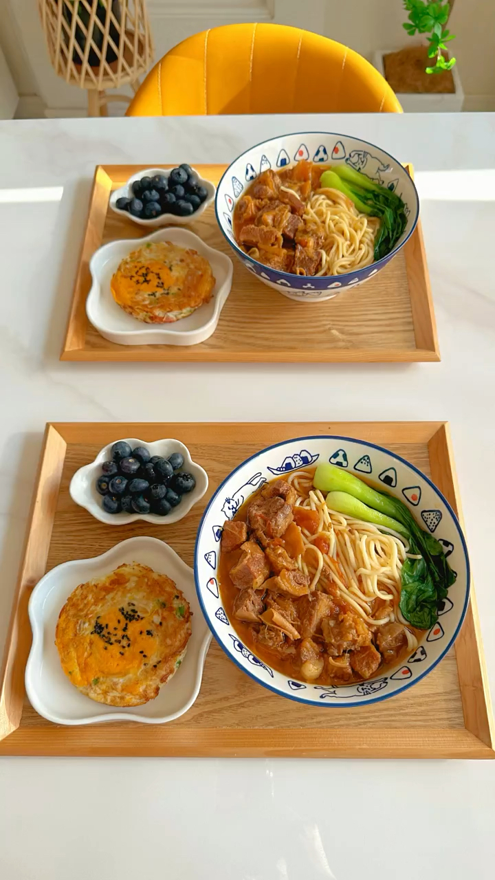 今日份早餐,一热乎乎香喷喷的红烧牛肉面,萝卜鸡蛋饼,不管多忙都记得吃早饭哦～