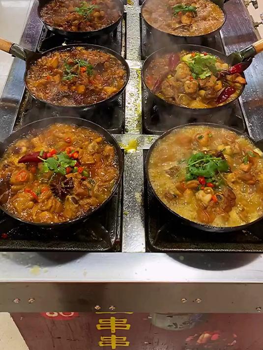 小份炒鸡配米饭,麻辣,酱香,青花椒,菌汤,金汤五种口味。