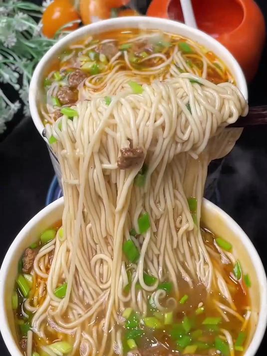 桶装兰州拉面加青菜叶!鲜绿蔬菜配热面,解腻又营养