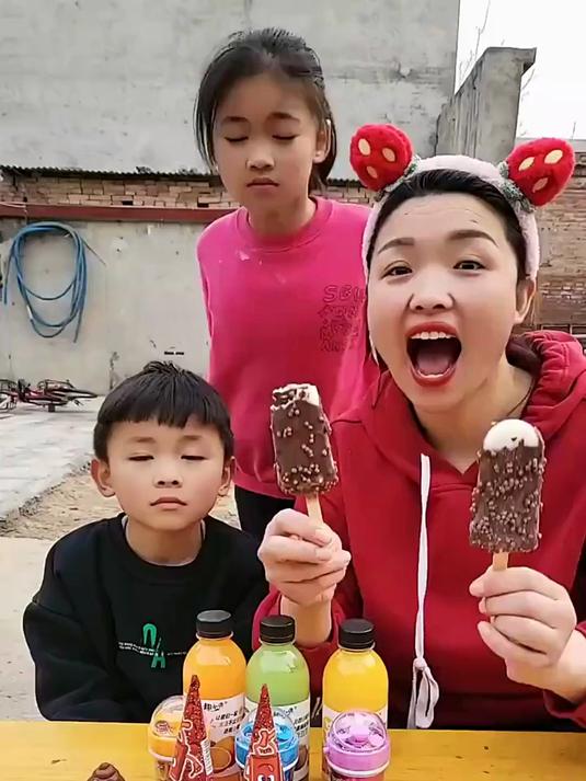 卖冰激凌了,各种口味的都有