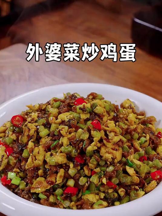 把鸡蛋倒进蒜苔里,出锅就是一道美味的下饭菜