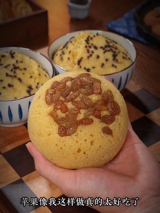 往苹果里面倒入鸡蛋液,就可以做出好吃的苹果发糕