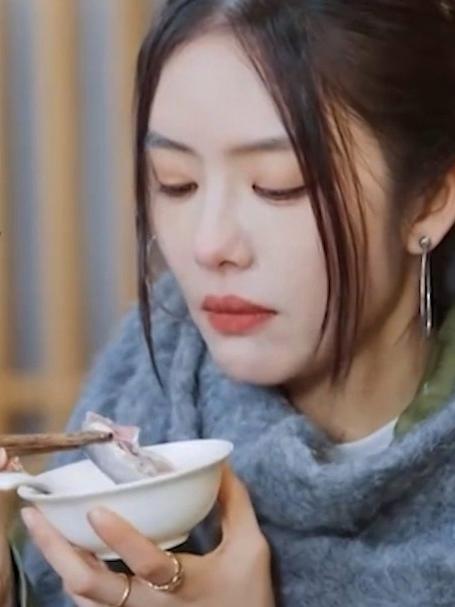 蔡文静吃鲱鱼罐头，上秒还在夸好吃，下秒直接抱着马桶就吐