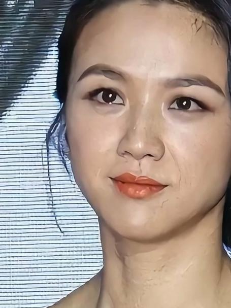 2014年，汤唯嫁韩国金泰勇，她老公花了13.5亿买了块480平的地皮