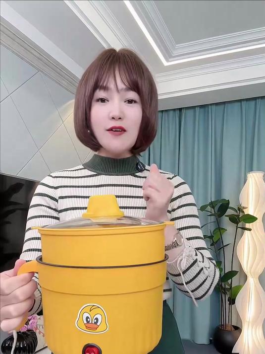 中午为了方便煮个面,晚上想吃个小火锅,这款锅都可以满足#电煮锅##多功能电煮锅##电蒸锅#