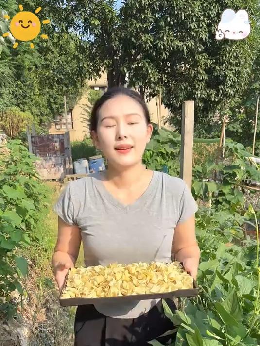 百合是天然的碱性食物可以用来煲汤煮粥都不错呦老人孩子都可以吃#百合干#