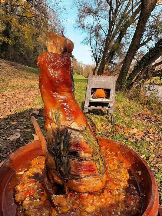 荒野美食家:户外烤肉新吃法,大鸡腿原来还可以这样烤着吃