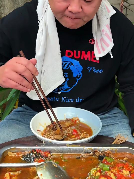 魔鬼辣椒小米椒打汁，红烧安康鱼，这火辣辣的汤汁淘饭真是绝了