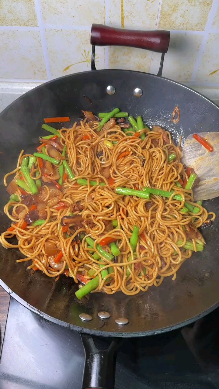 今天孩子都在家,做个豆角炒面.鱿鱼母炖排骨汤