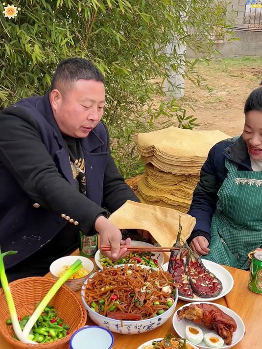 香软粗粮煎饼现烙！卷菜卷肉咬一口，软嫩喷香超满足