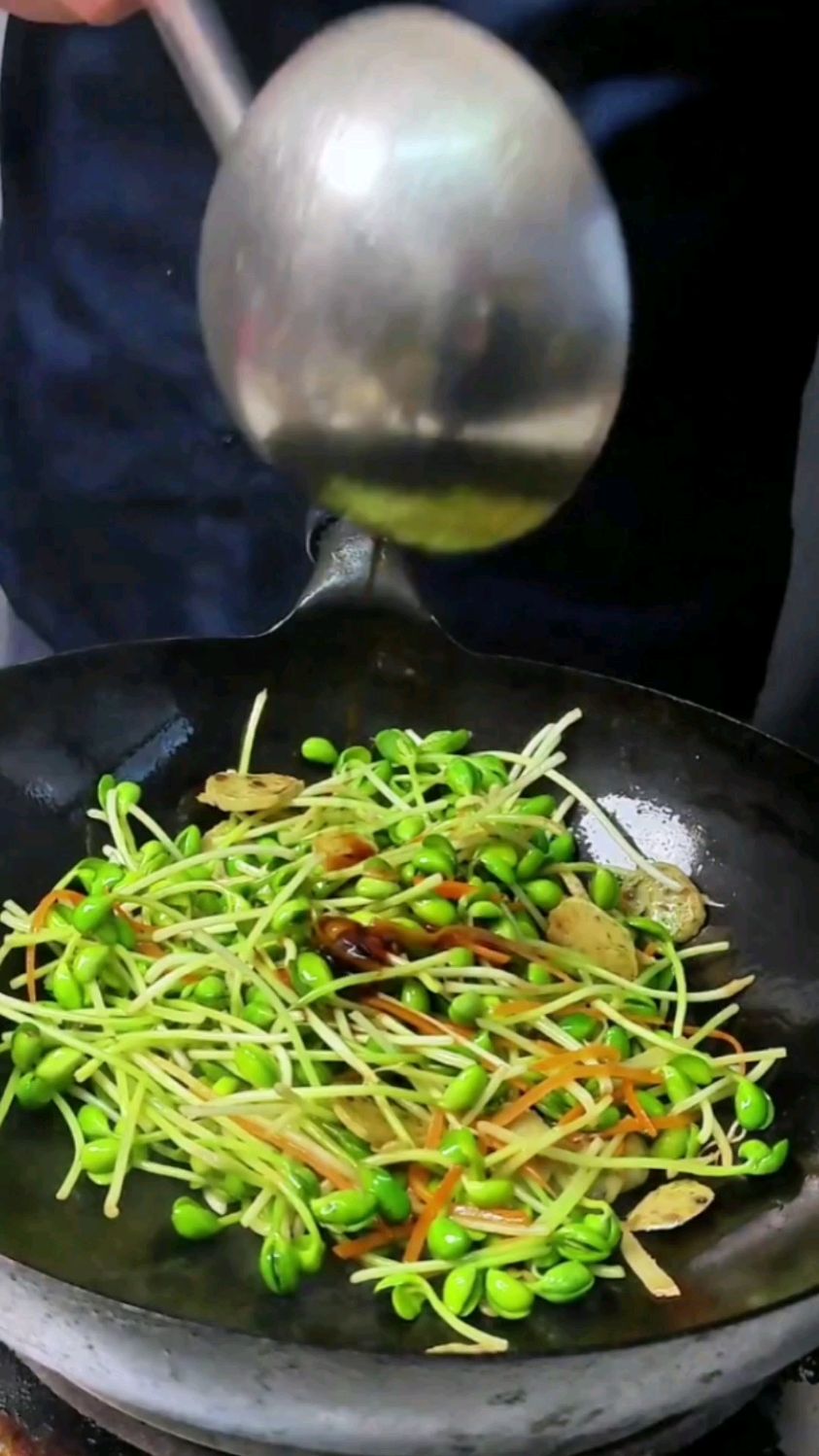 纯素美食黑豆芽炒素丸子