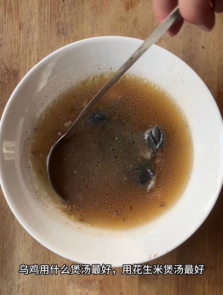 乌鸡用什么煲汤最好,用花生米煲汤最好