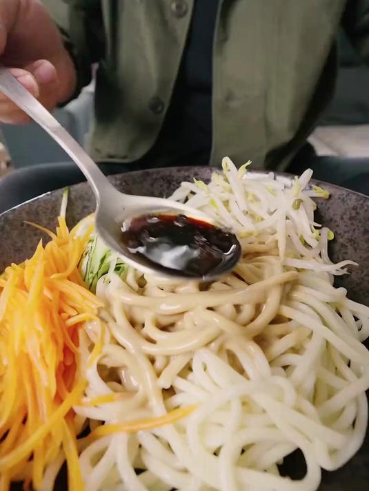 芝麻酱拌面 夏天就得吃凉面 从小家里就这样做 家常简单又好吃