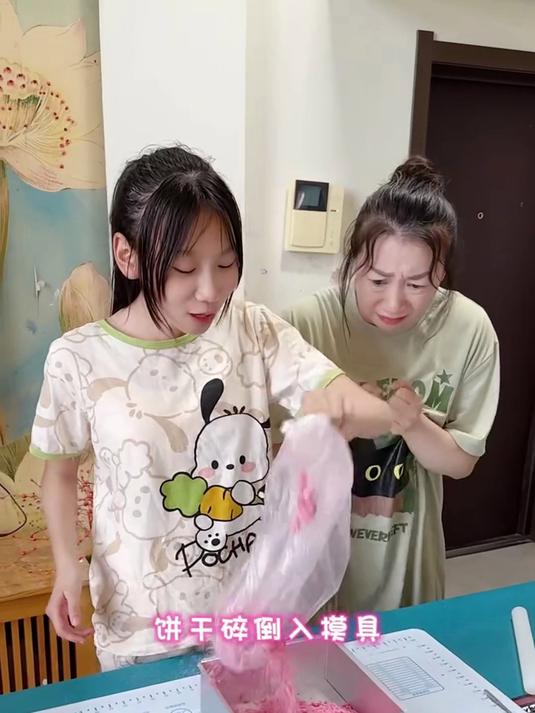 宁蔚给我做的生日蛋糕 草莓奥利奥慕斯 太好吃了 这个冬天好满足