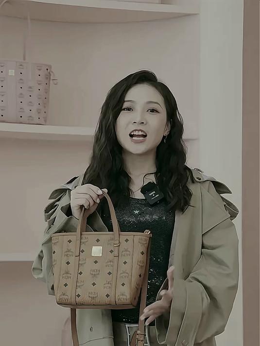 MCM斜挎包,背着大小合适