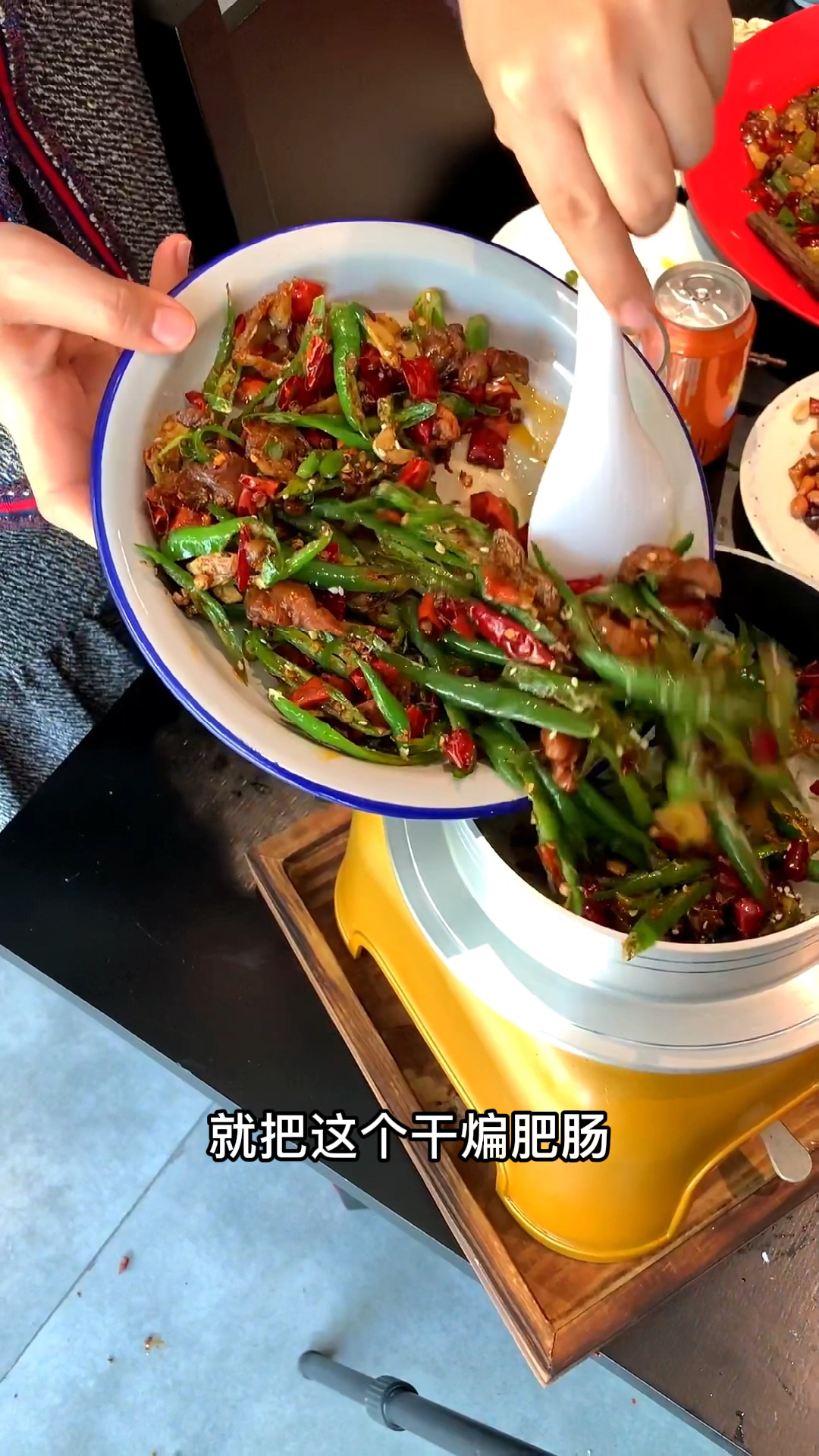 江湖菜吃着过瘾,顾客自己动手蒸饭,加了猪油的米饭再拌上干煸肥肠