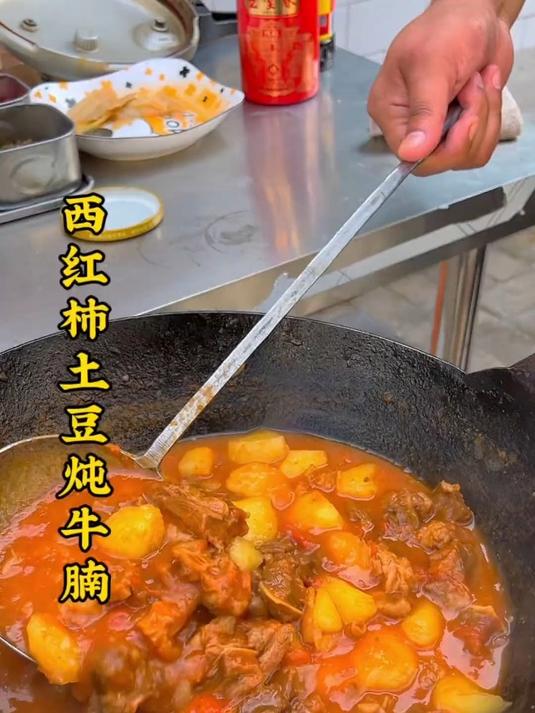 天气变冷,来一锅西红柿土豆炖牛腩岂不是很过瘾,大人小孩都爱吃
