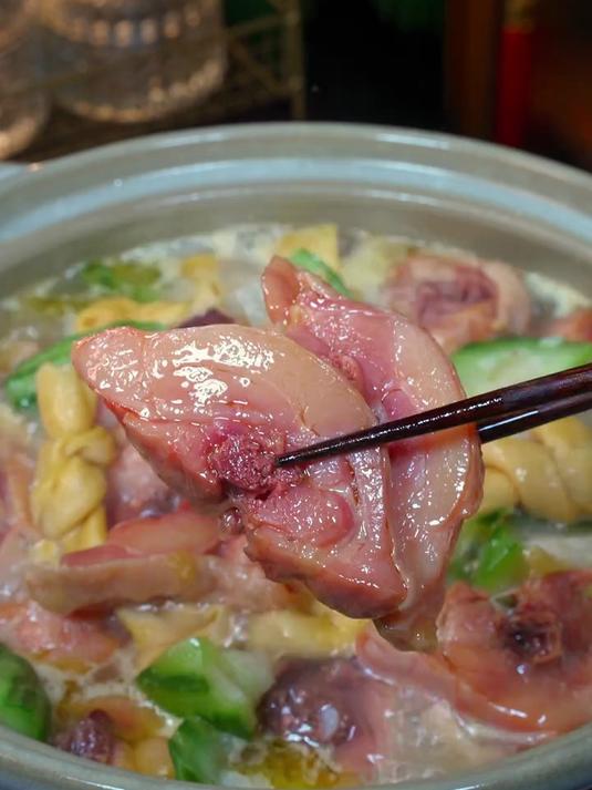 夏天必吃的农家下饭菜,腊鸡腿丝瓜烧百叶结,腊鸡腿鲜香嫩滑