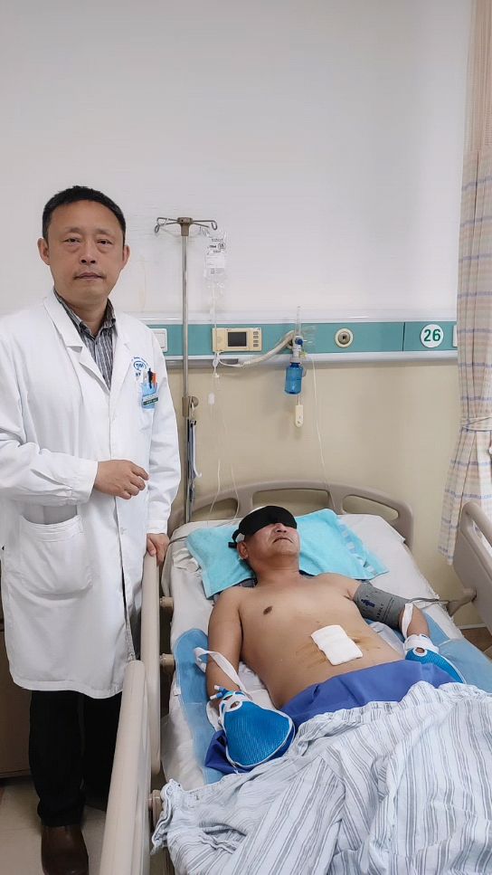 脑室腹腔分流手术的管子是在皮下的。