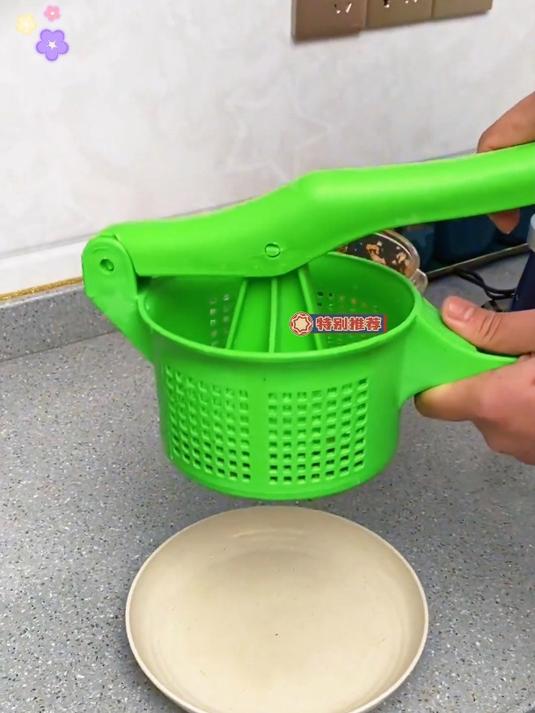 有了这个菜馅挤水器,轻轻一压挤走多余水分,挤饺子馅高效又省力