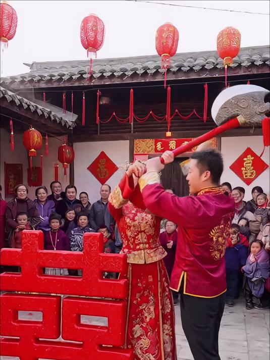 斧劈喜字蛋糕蝴蝶满天飞