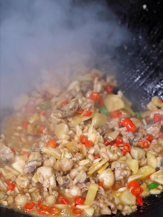 爆炒田鸡,这个菜我就没有见过不喜欢吃的,真的百吃不厌