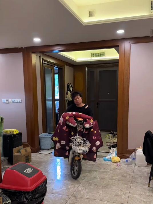 白傻子卖瓜子!