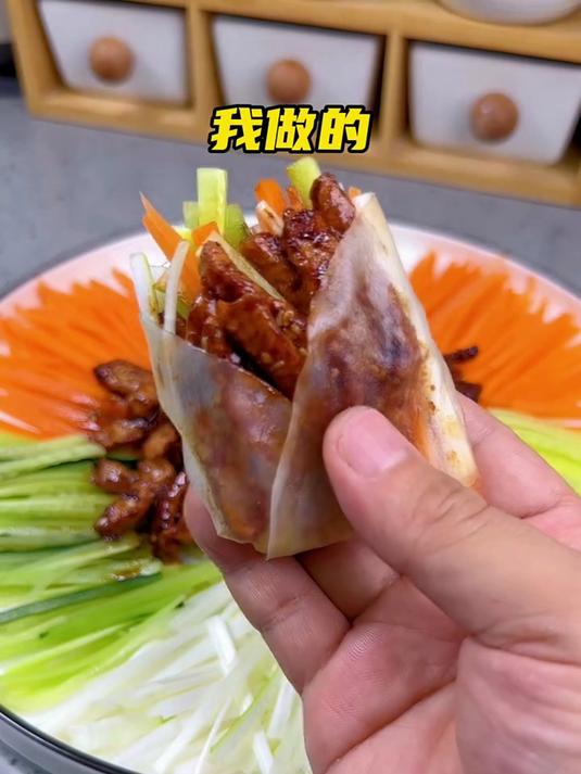 家里吃剩的饺子皮别丢啊 拿来做个京酱肉丝卷吧 比烤鸭还要香