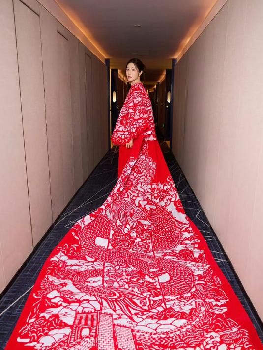 曾黎身穿7米长非遗剪纸裙亮相微博之夜,被吐槽像乌江榨菜