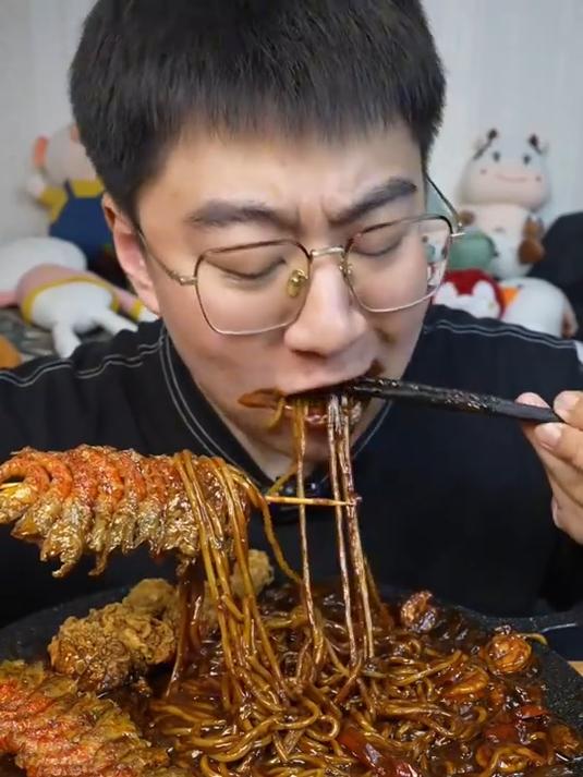 麻辣小龙虾炸酱面加红烧猪蹄加芝士酸奶炸鸡加草莓乳酪蛋糕