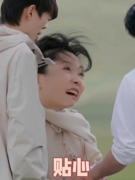 何赛飞太温柔，邵子恒切菜切到手，她立马上前帮弟弟处理伤口