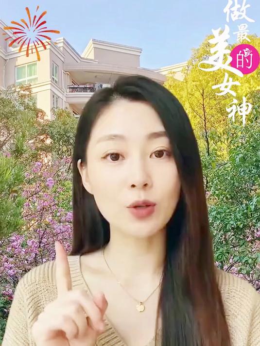 鸡蛋清加芝麻油敷脸，54岁阿姨嫩回30岁，斑点皱纹全不见