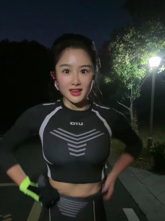 看,热气腾腾的包子出炉啦#热门#