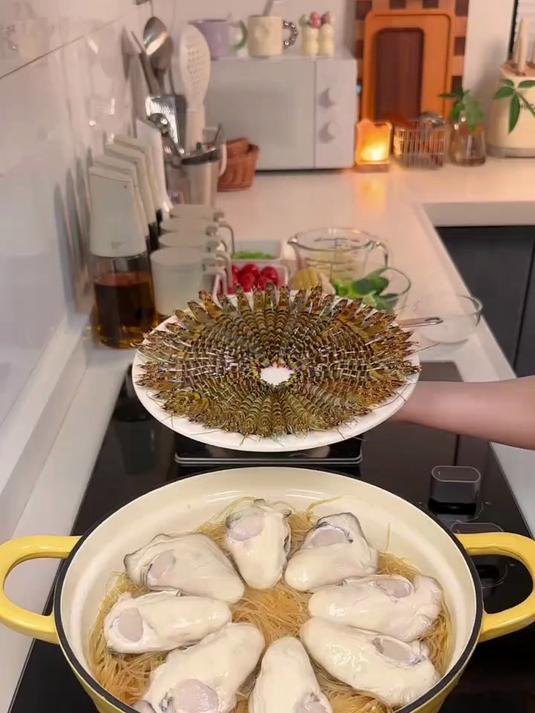 今日菜单：蒜蓉生蚝煲 烤羊排大虾时蔬拼盘 牛肝菌腊肠虾仁炒饭 三文鱼牛油果刺身
