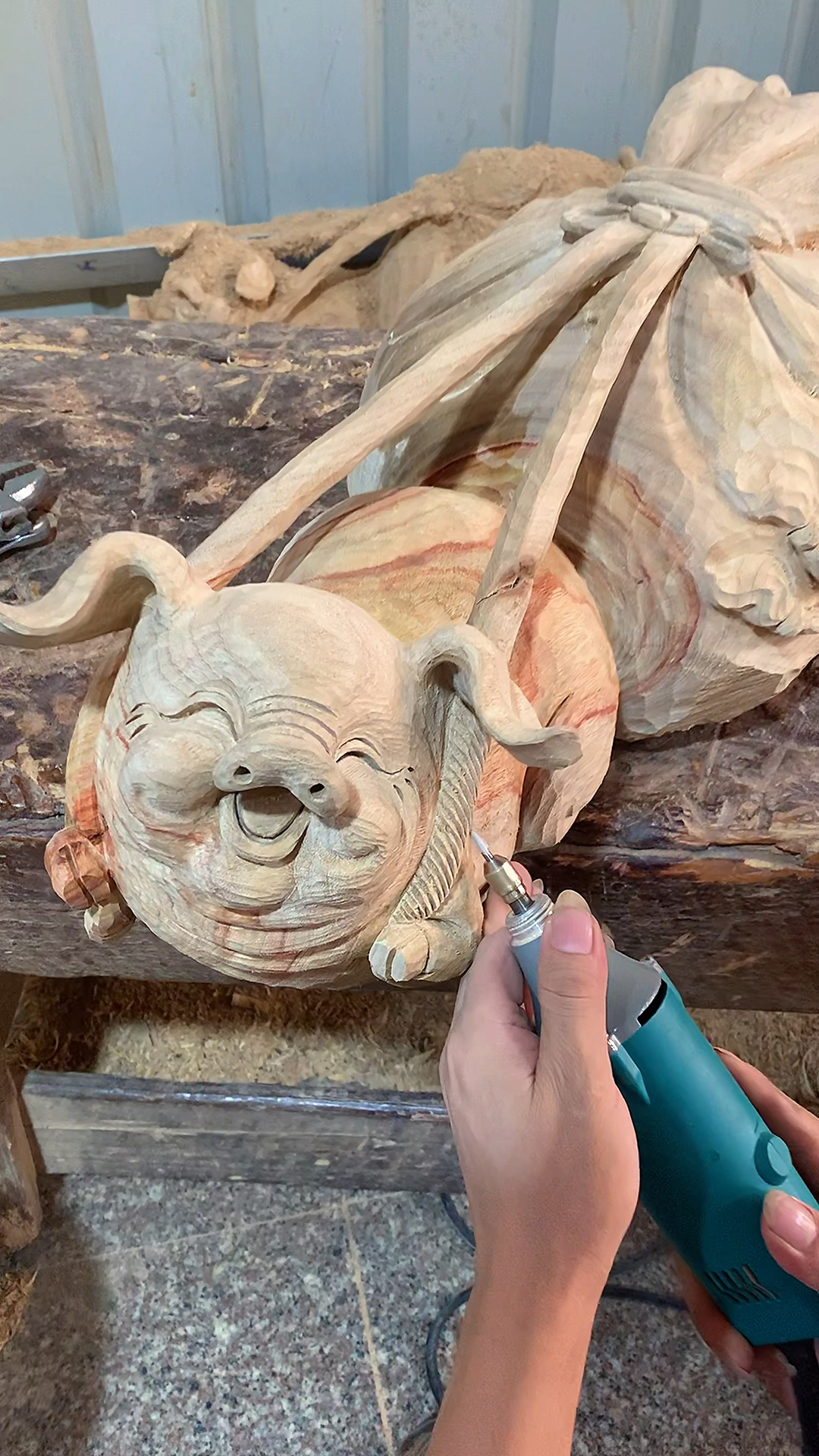 香樟木雕招财猪