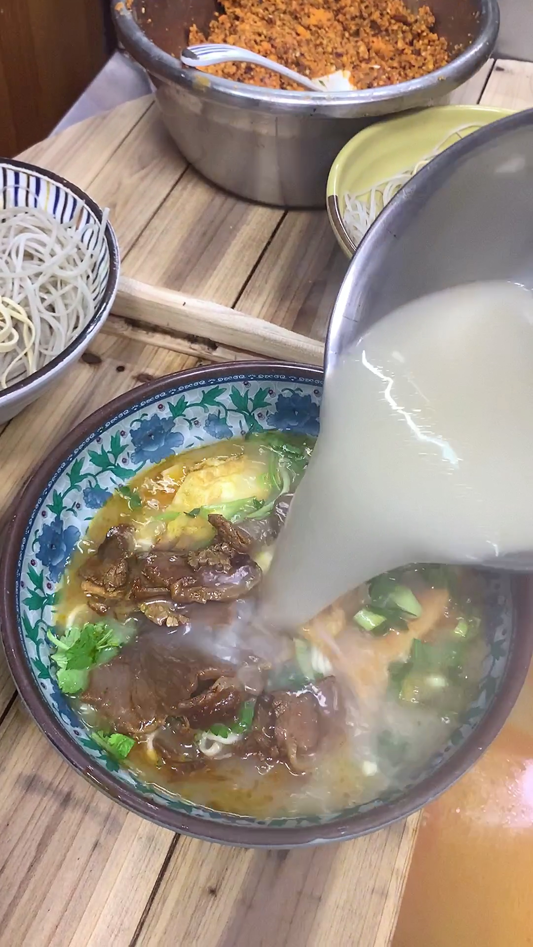正宗牛肉汤的绝密配方,色泽奶白,吃完唇齿留香,做法简单易学