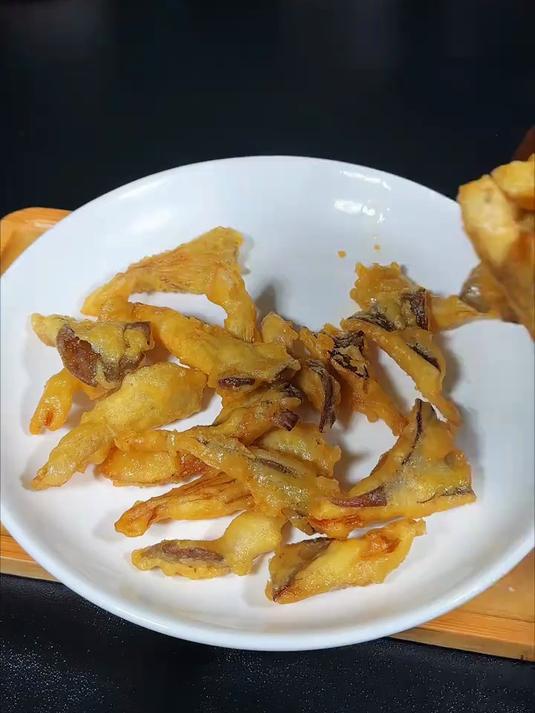 过年给家人做这个炸蘑菇，酥酥脆脆的，比大鱼大肉还好吃