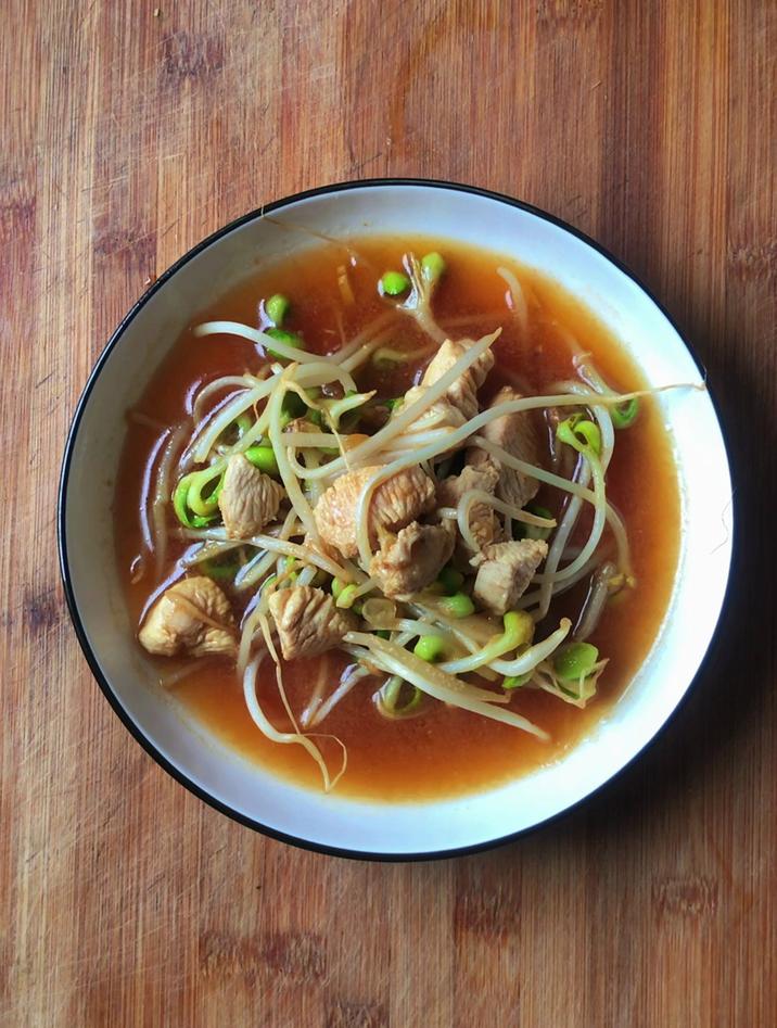 鸡肉怎样炒才好吃,分享一道鸡肉炒豆芽