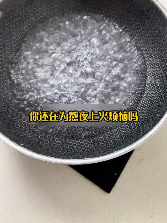 生津苦瓜黄豆煲排骨,润喉解渴滋味清甜
