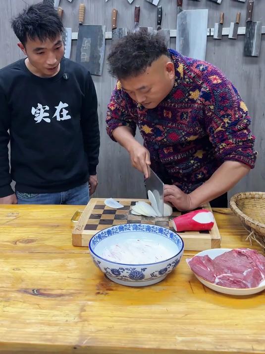 今天教四儿做道羊肉炒萝卜丝,简单易学的下饭菜,香得很!