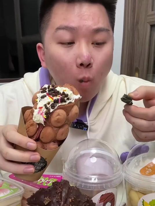 第一次吃草莓鸡蛋仔
