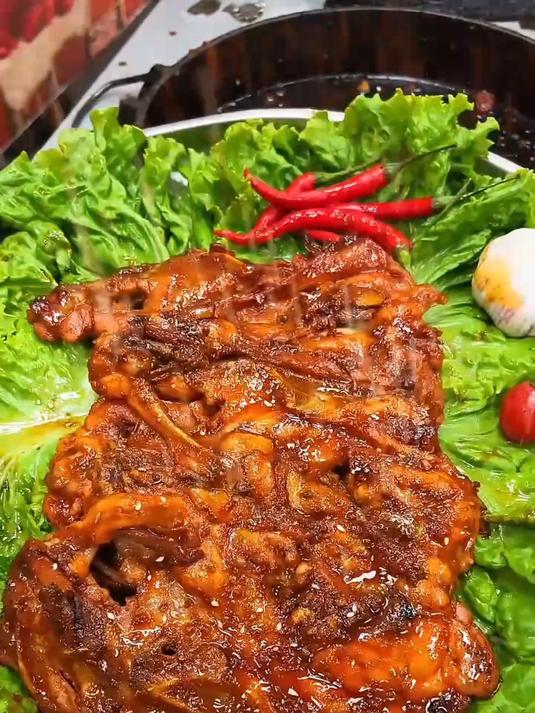 冬季美食-网红铁板鸡架,外焦里嫩,酱香浓郁,比烤肉还过瘾!