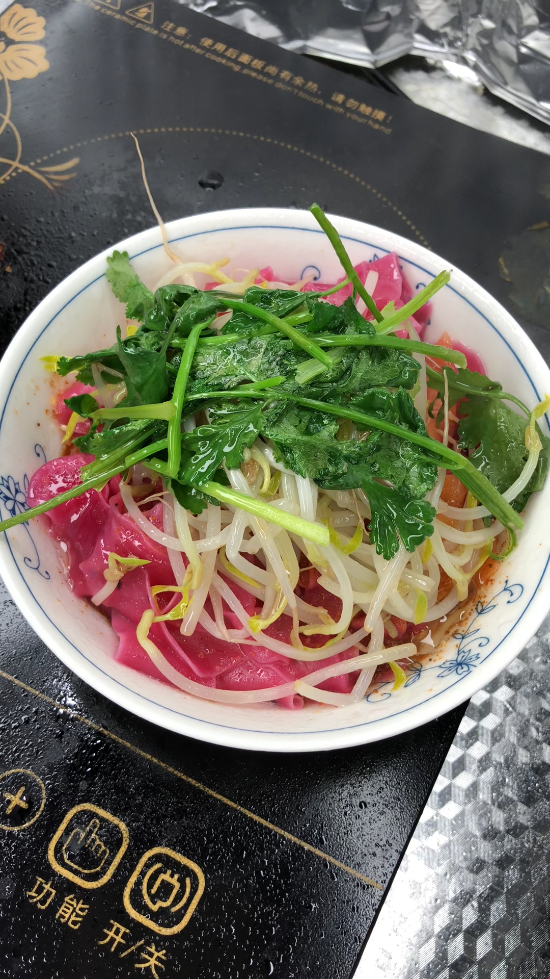 用剩下的火龙果饺子皮做了油泼面 友情提醒面煮好用凉白开过一下水这样好拌
