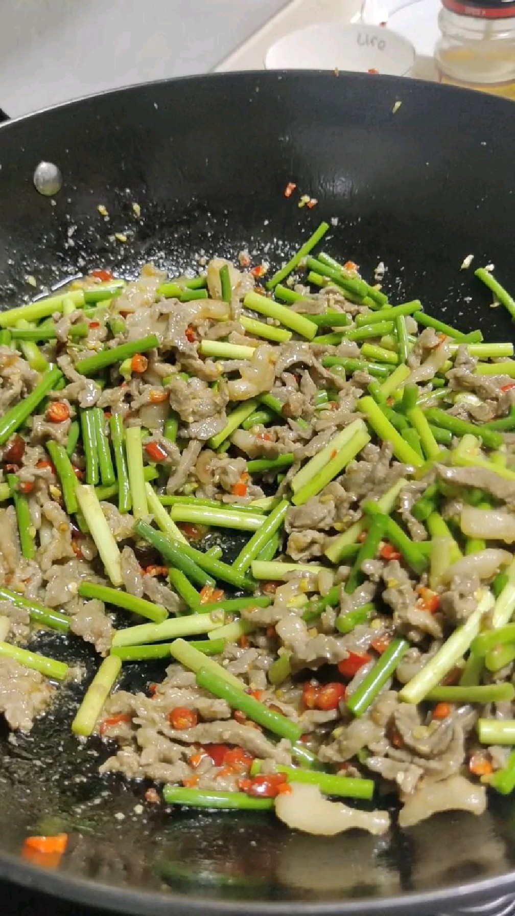 蒜苔肉丝是先炒蒜苔还是肉,我这样做法蒜丝嫩滑蒜苔青翠入味