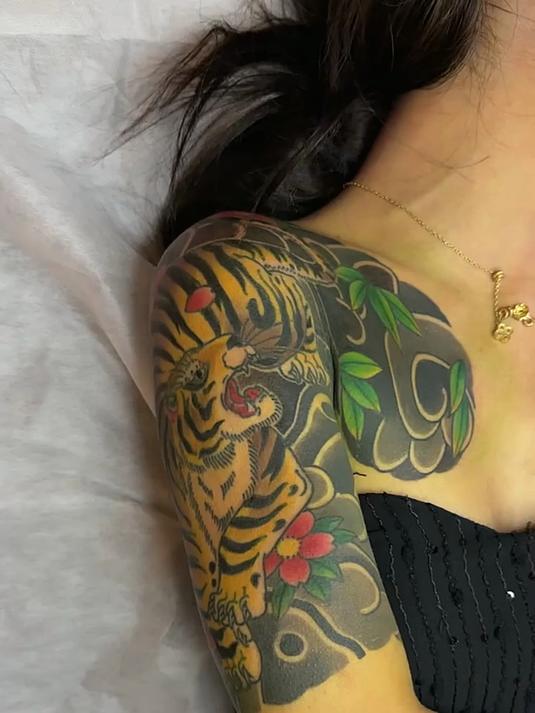 小姐姐半甲纹身,一看就是有故事的女人,非要来纹身