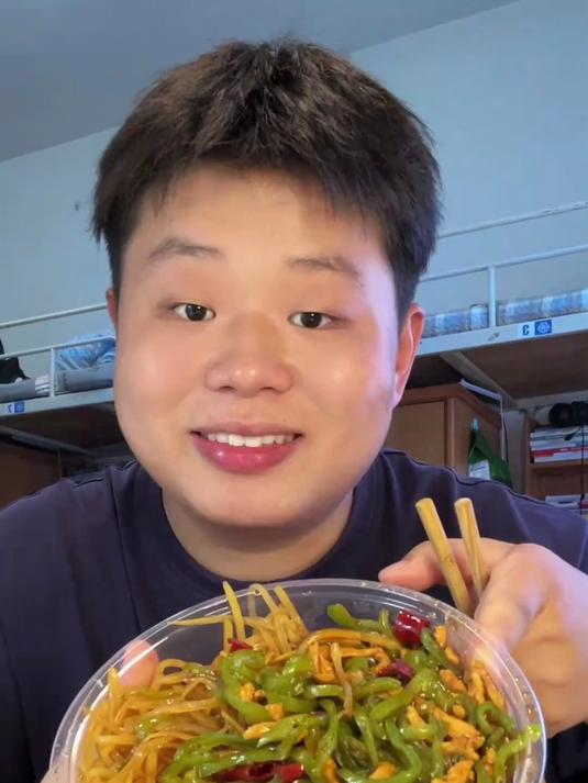 哇塞哇塞土豆丝和青椒肉丝盖浇饭还能掺，好好吃呀