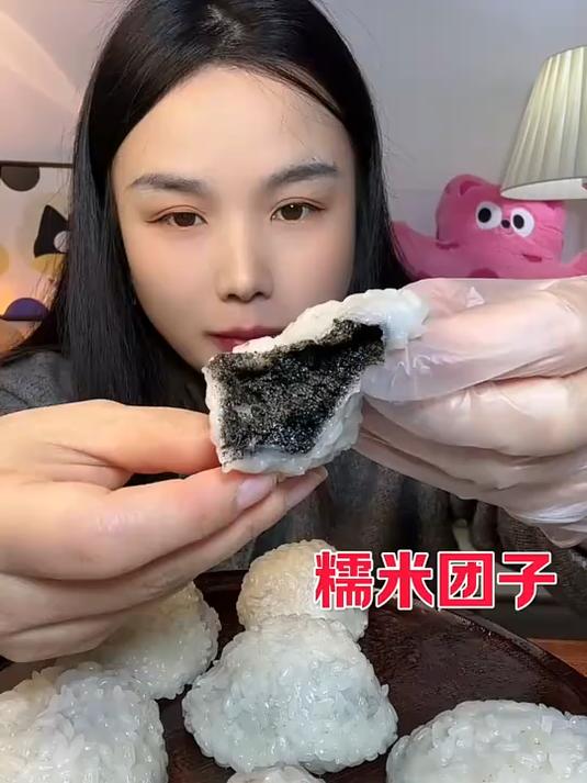 糯米团子黑芝麻红豆馅糯叽叽的真好吃女孩子的最爱啊