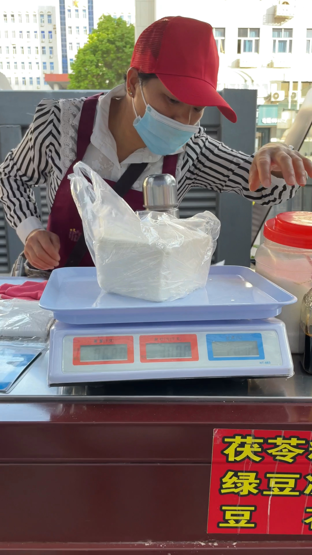 厦门历史久远的传统特色美食小吃茯苓糕,店里不卖,只有街边才有!淡甜味,热才好吃!