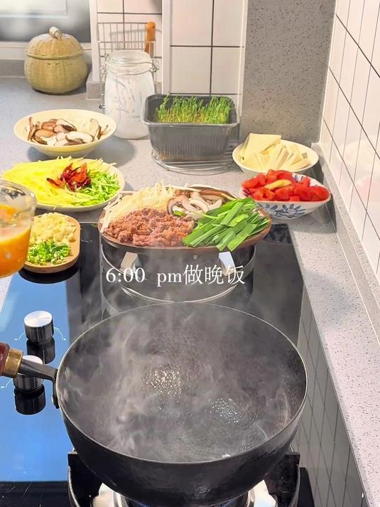 在家做饭一家三口超简单晚餐:土豆丝,番茄炒蛋,菌菇豆腐煲